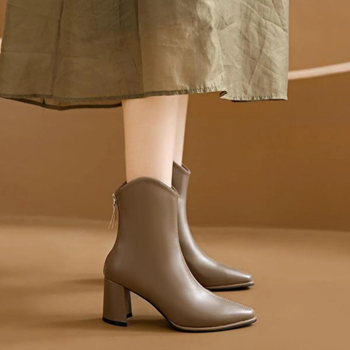 2023 Moda Beige Tacco alto Stivali corti Donna Autunno e inverno Stivali da donna a punta Stivali da donna Tacchi alti Stivali d
