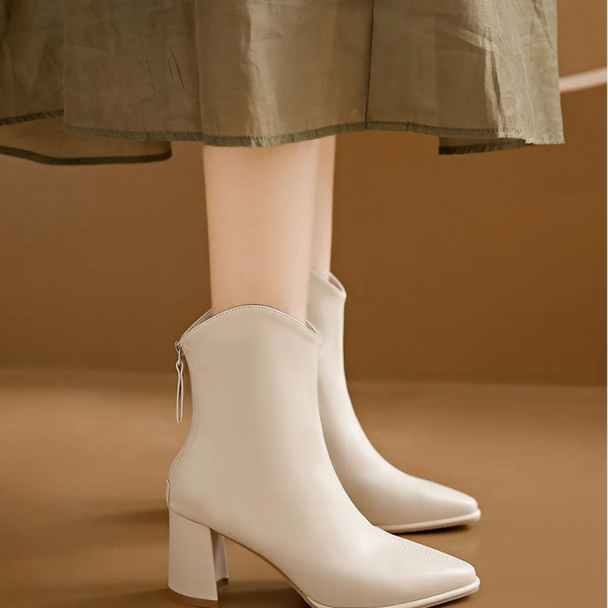 2023 Moda Beige Tacco alto Stivali corti Donna Autunno e inverno Stivali da donna a punta Stivali da donna Tacchi alti Stivali d