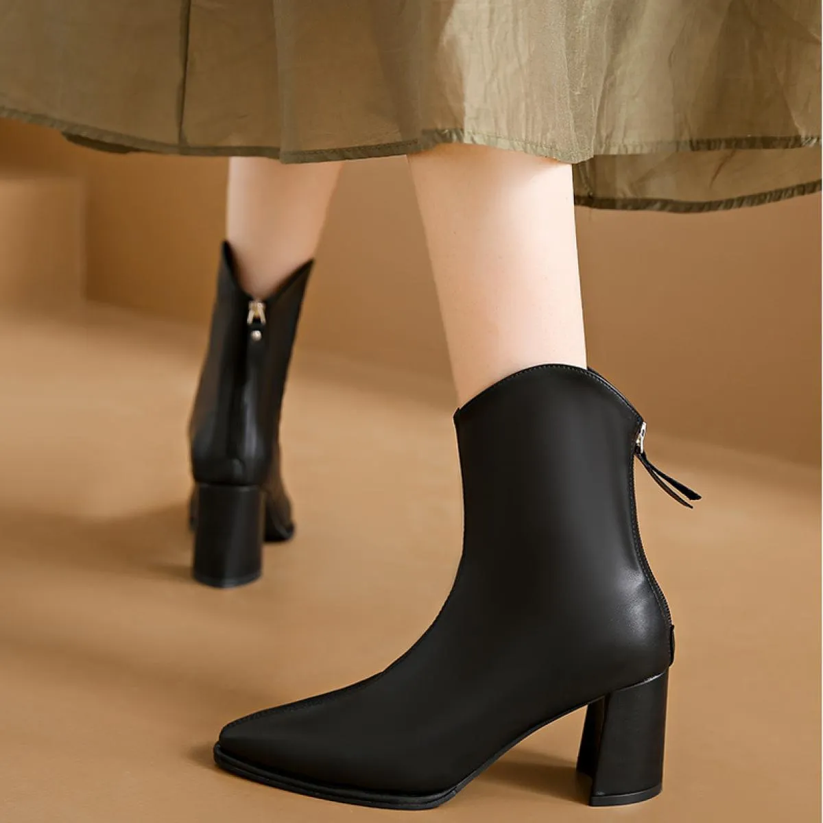 2023 Moda Beige Tacco alto Stivali corti Donna Autunno e inverno Stivali da donna a punta Stivali da donna Tacchi alti Stivali d