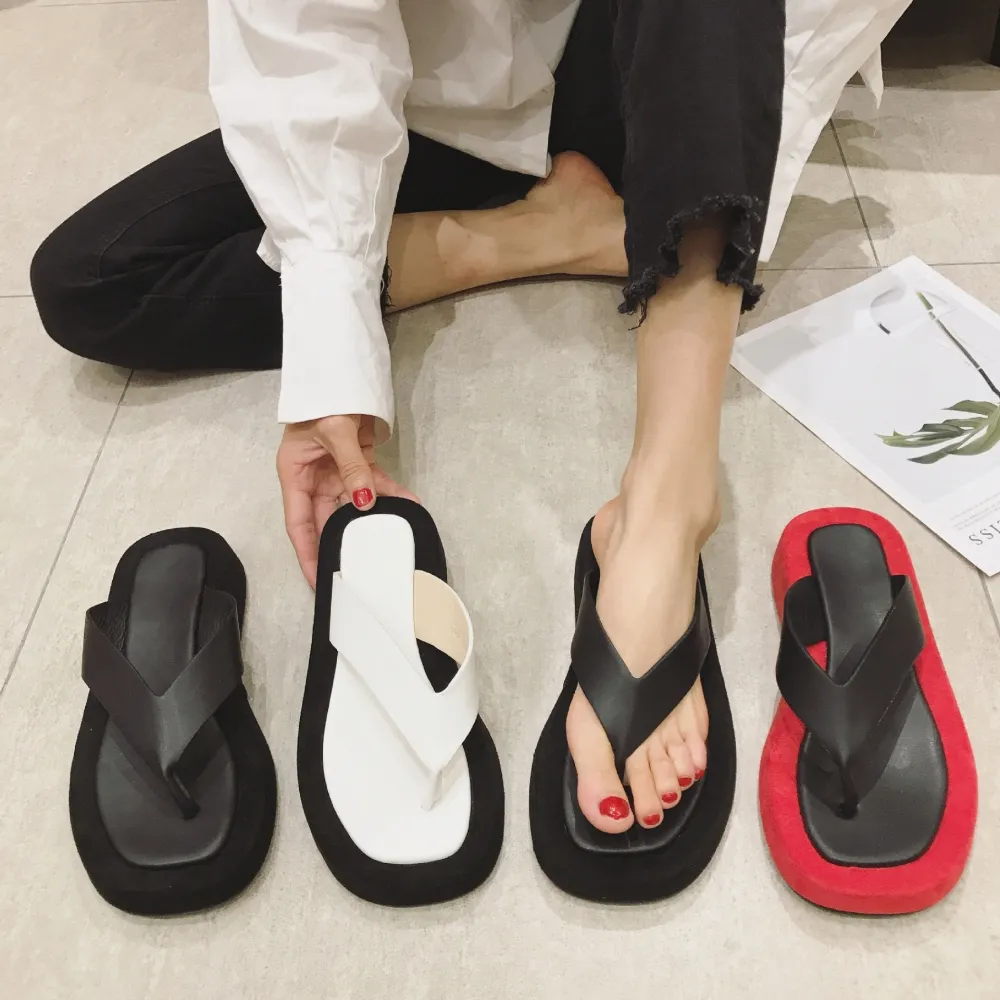 Infradito da donna nuovo stile estivo 2024, infradito da donna con suola spessa, fabbrica di scarpe da spiaggia piatte per abbig