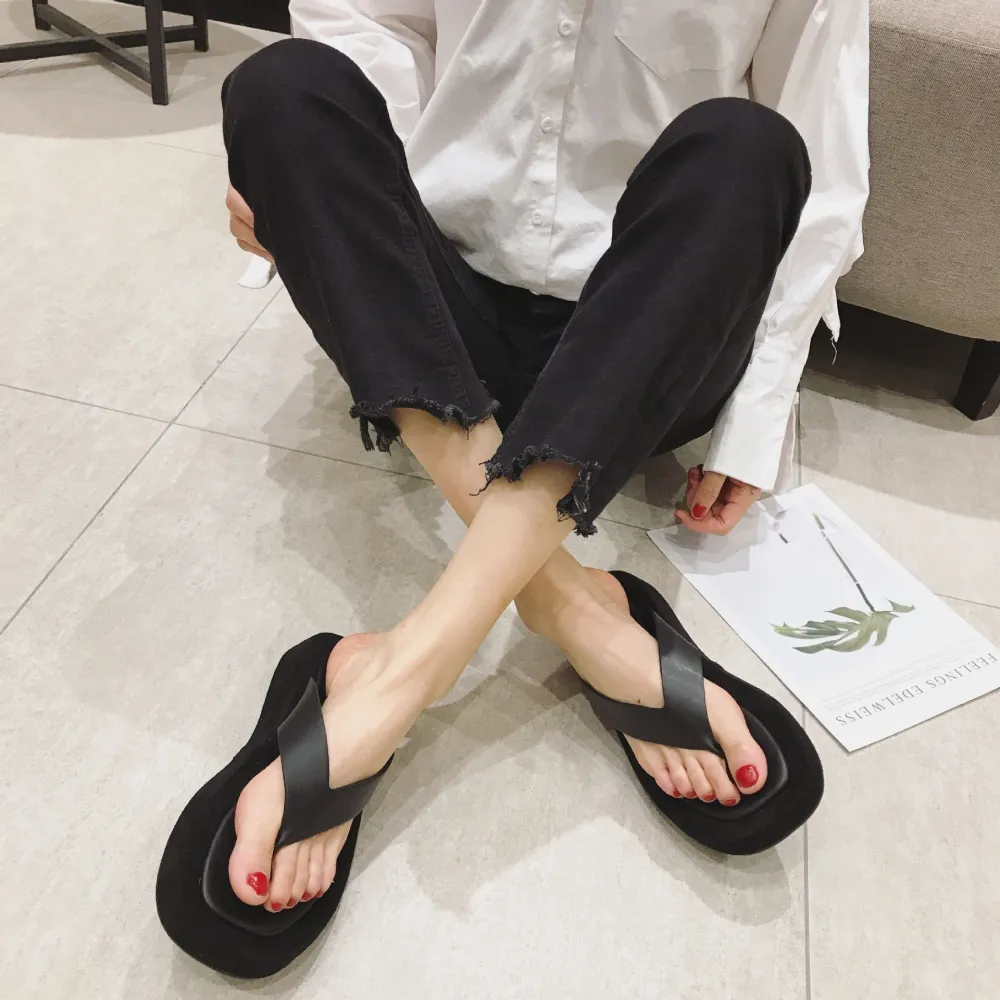 Infradito da donna nuovo stile estivo 2024, infradito da donna con suola spessa, fabbrica di scarpe da spiaggia piatte per abbig