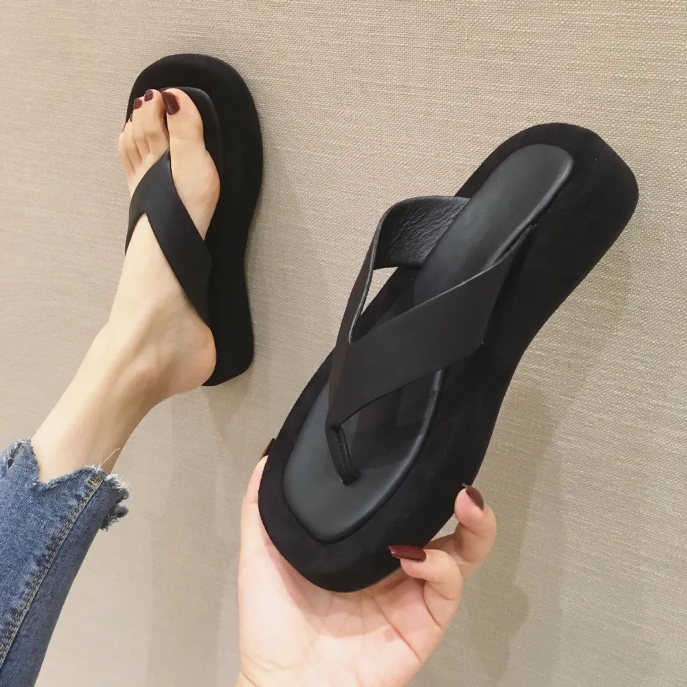 Infradito da donna nuovo stile estivo 2024, infradito da donna con suola spessa, fabbrica di scarpe da spiaggia piatte per abbig