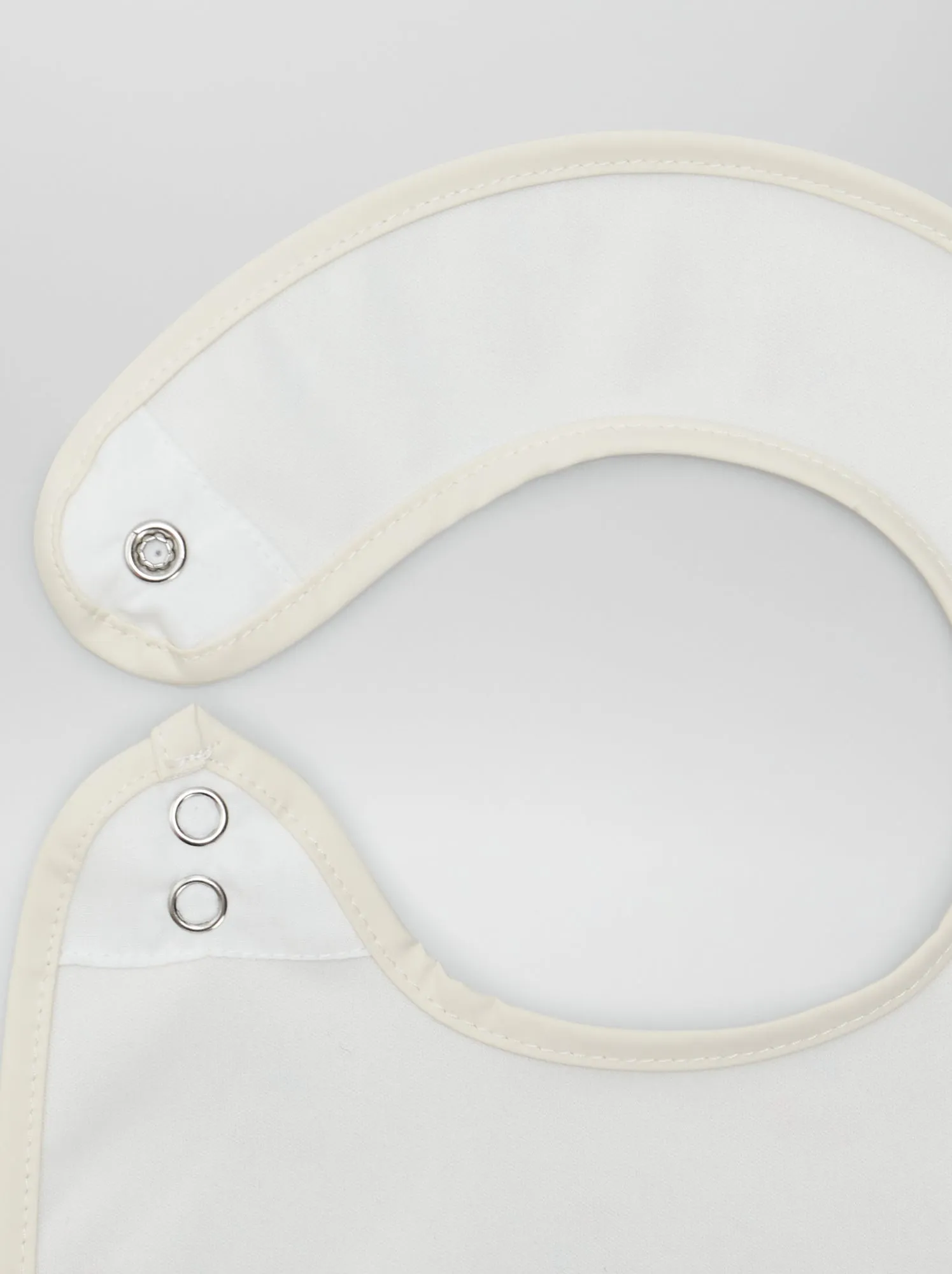 Set di 2 bavaglini impermeabili - BIANCO