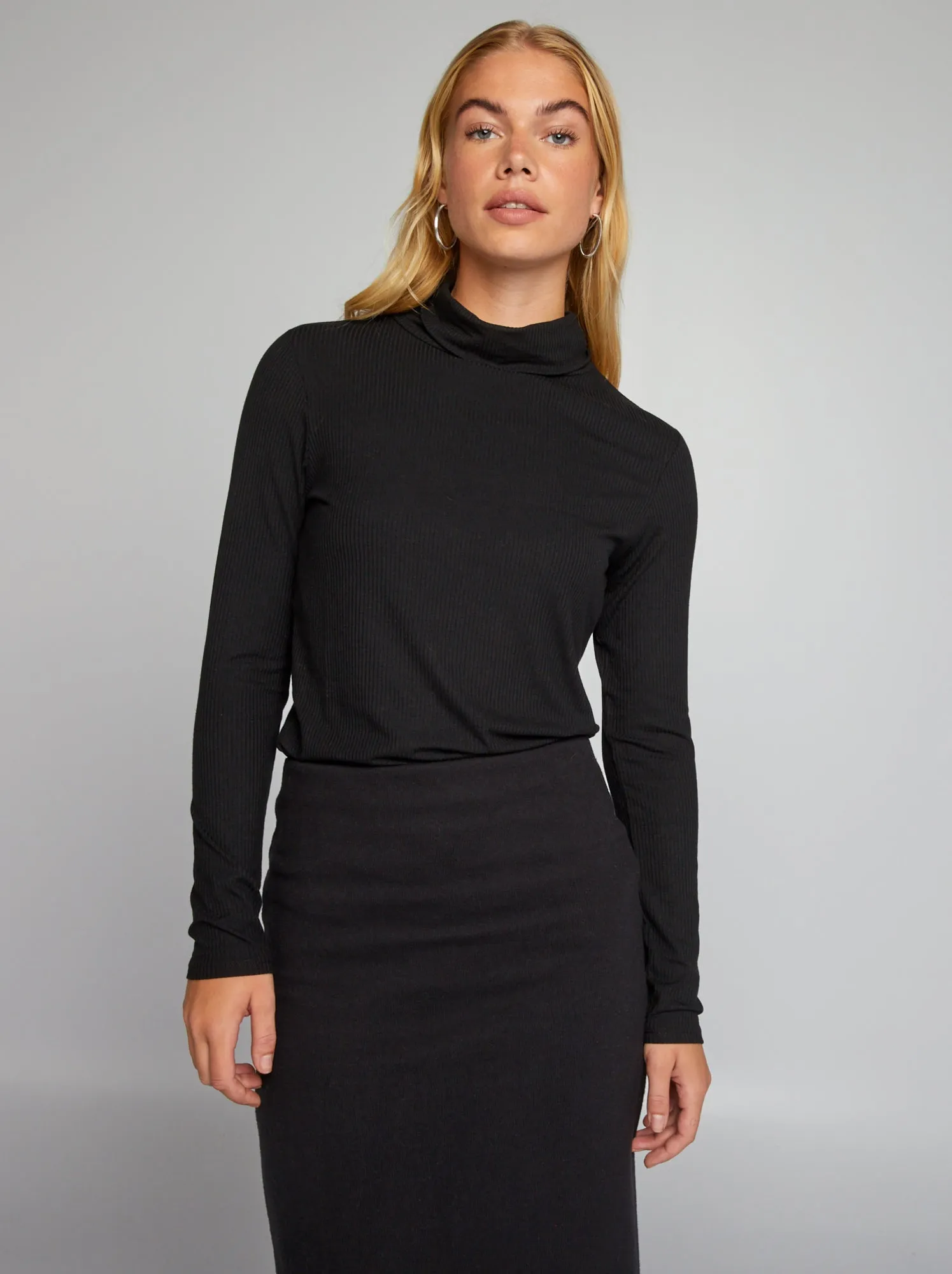 T-shirt a coste con collo a dolcevita - nero