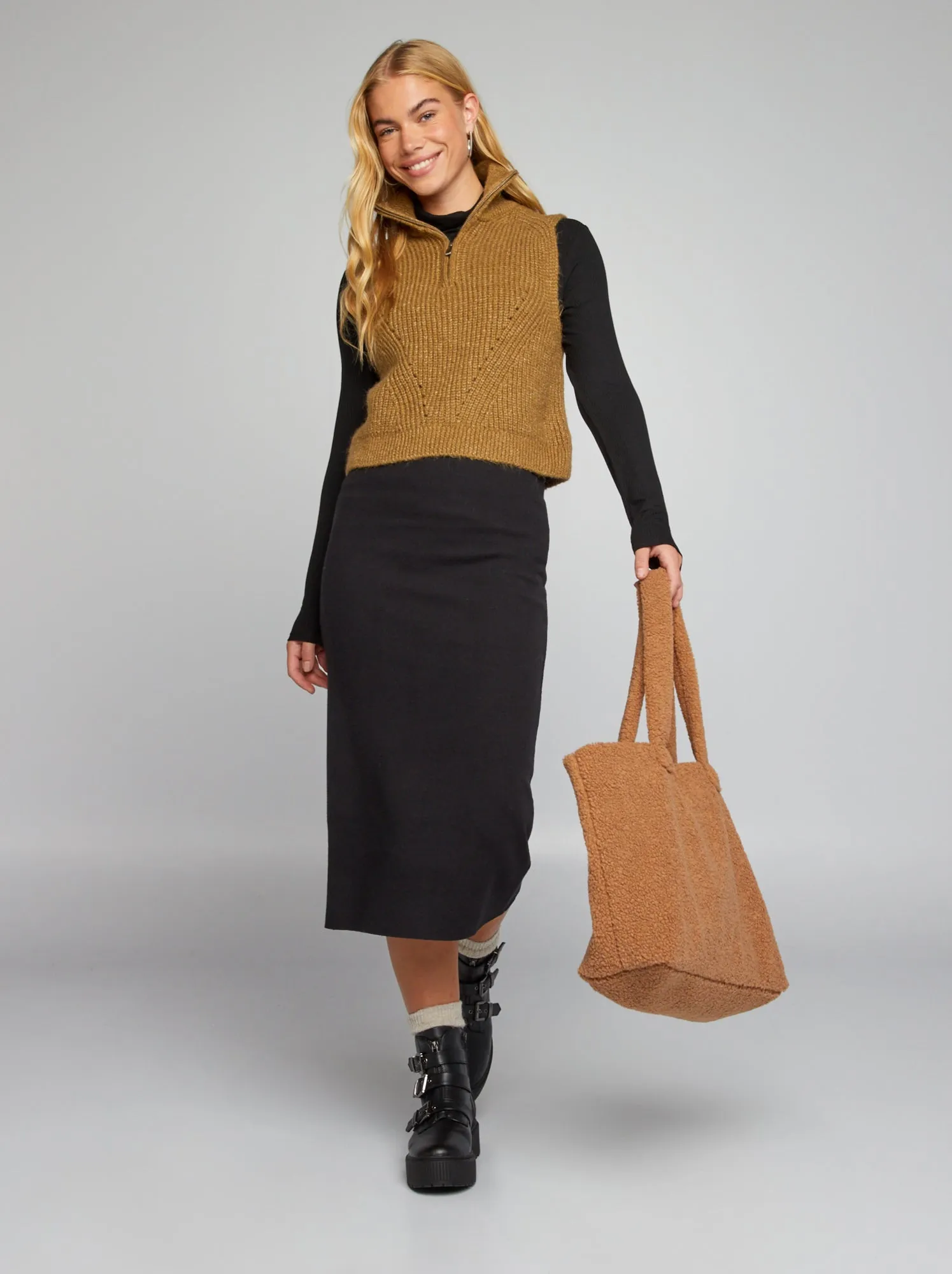 T-shirt a coste con collo a dolcevita - nero