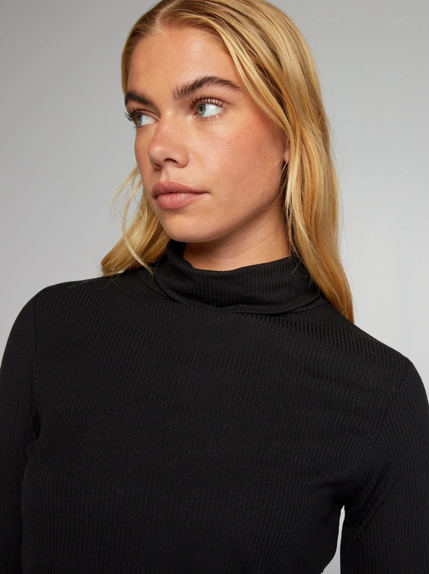 T-shirt a coste con collo a dolcevita - nero