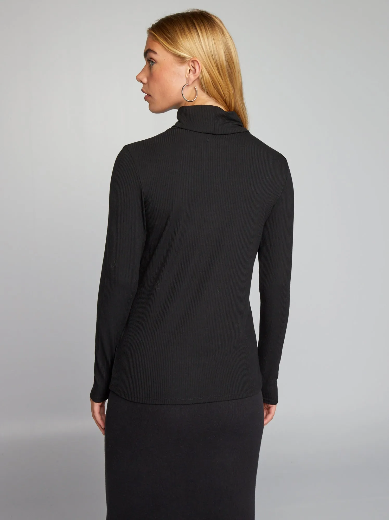 T-shirt a coste con collo a dolcevita - nero