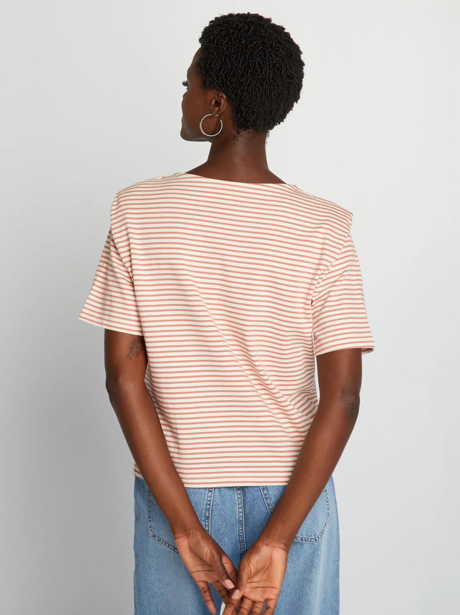T-shirt a righe con spalline - BEIGE