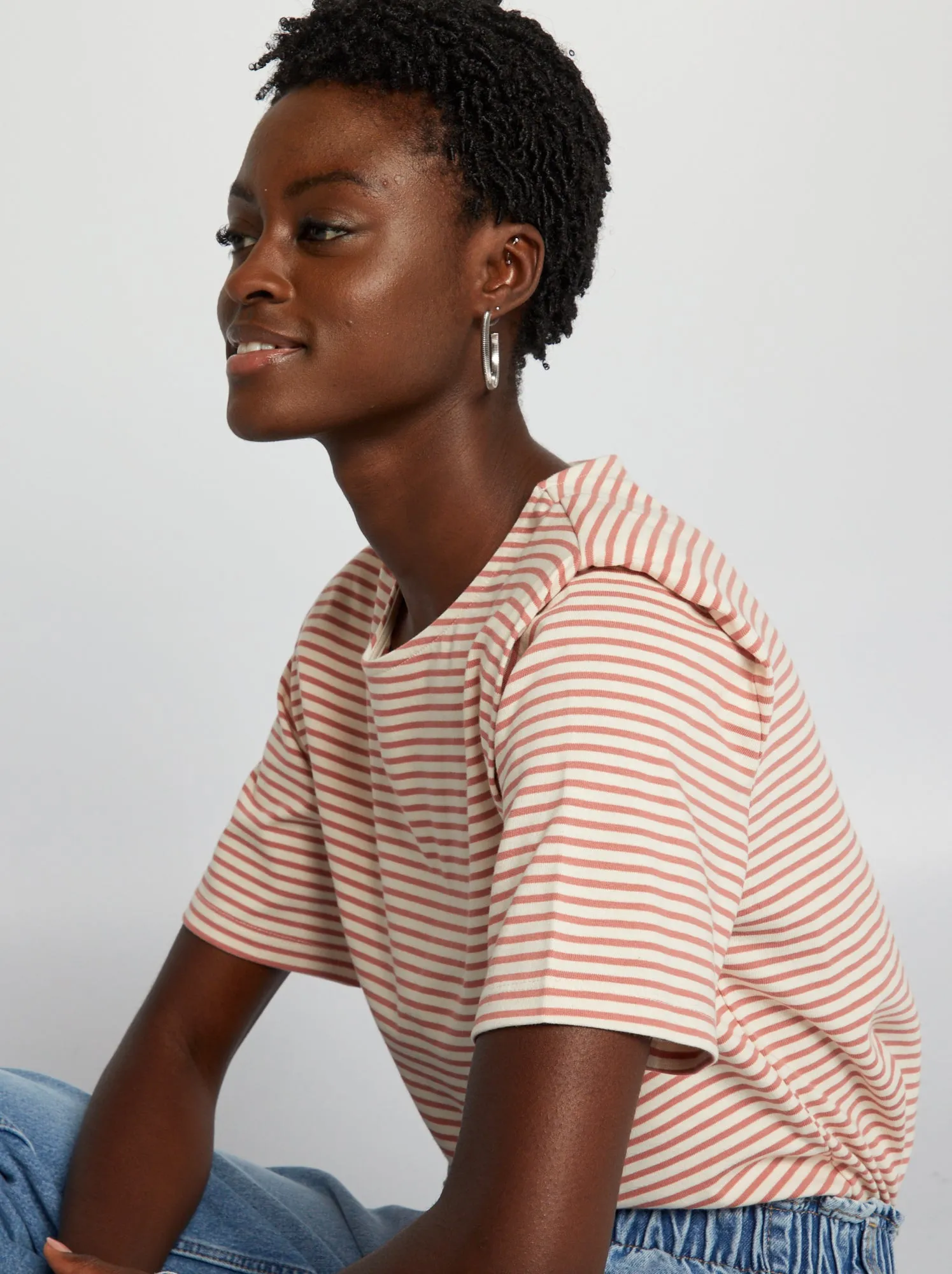 T-shirt a righe con spalline - BEIGE